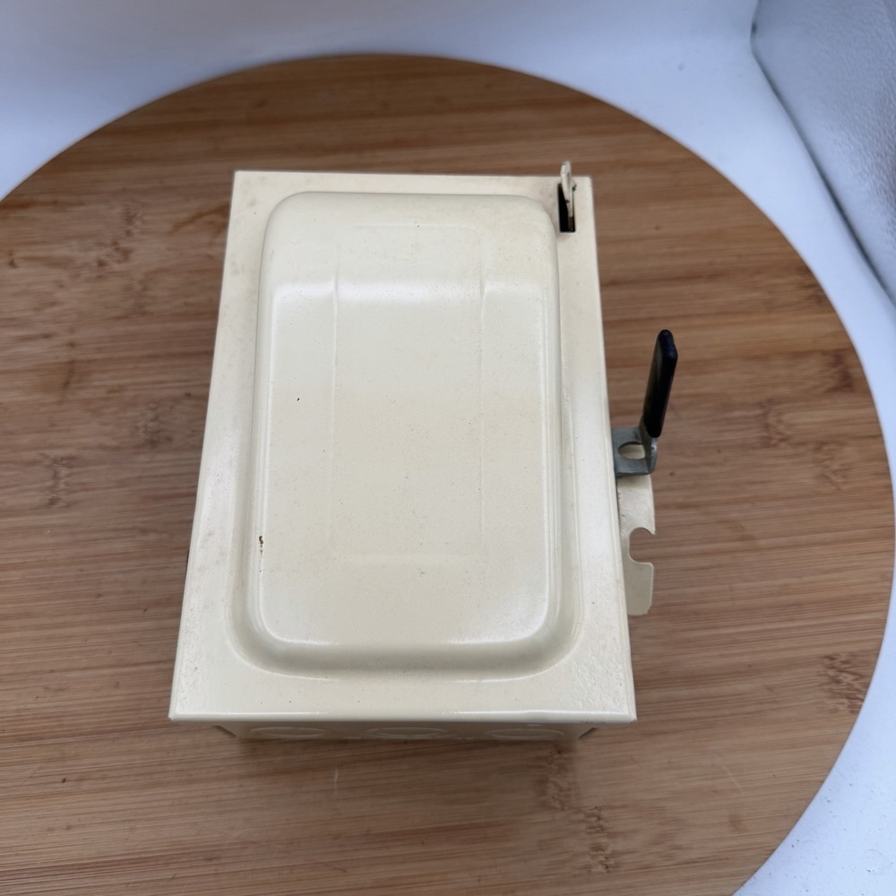 I-T-E  Enclosed Switch CFN211  Service Disconnect 30 AMP 120/240 VAC 1 Phase NOS